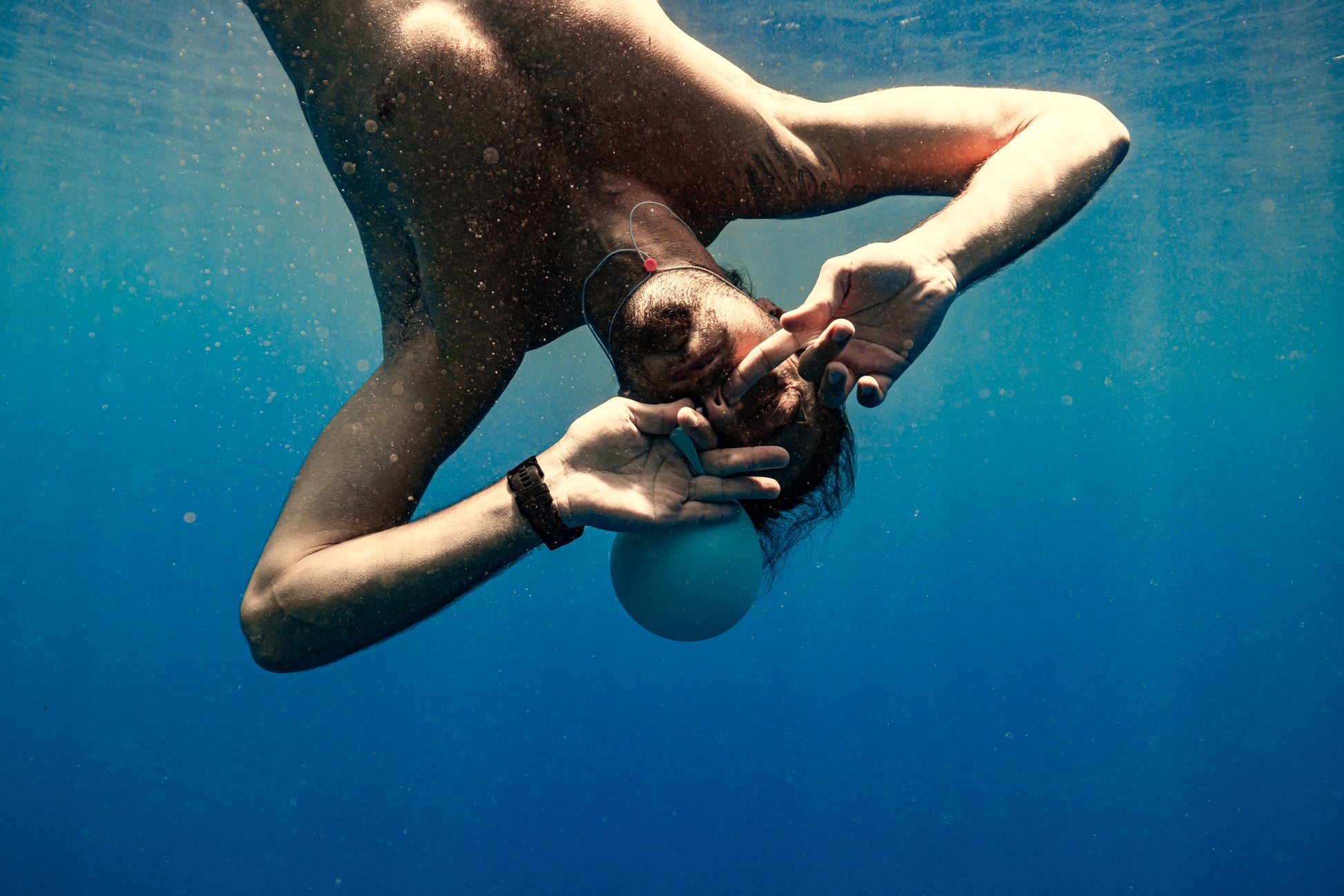 Giovanni Bianco practicing equalization exercises in the sea using Otovent kit, focusing on improving breath control and freediving technique