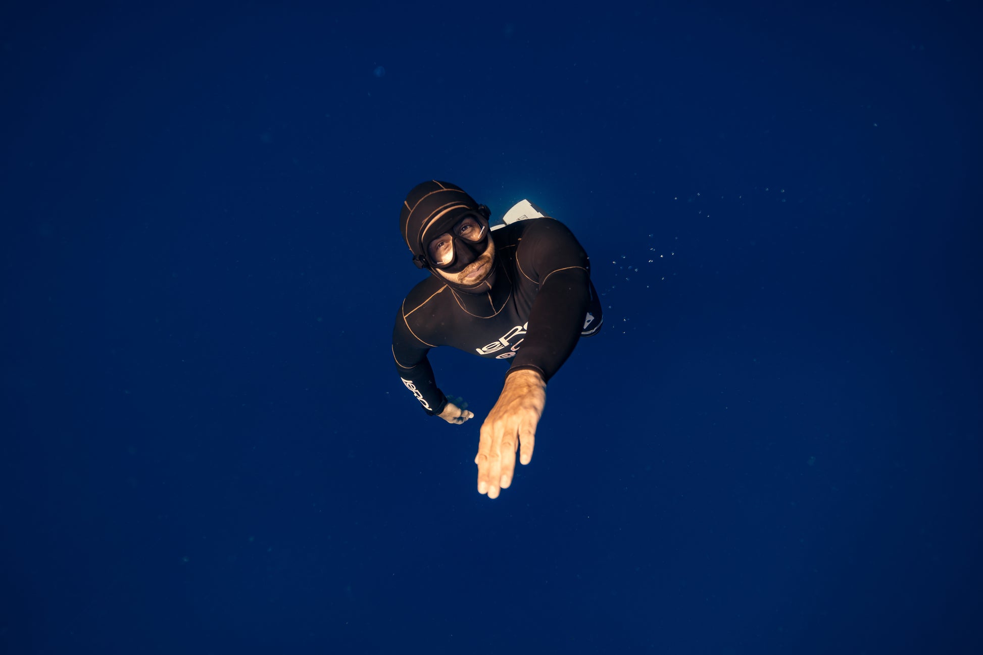 Giovanni Bianco diving deep in the ocean, demonstrating professional free diving skills