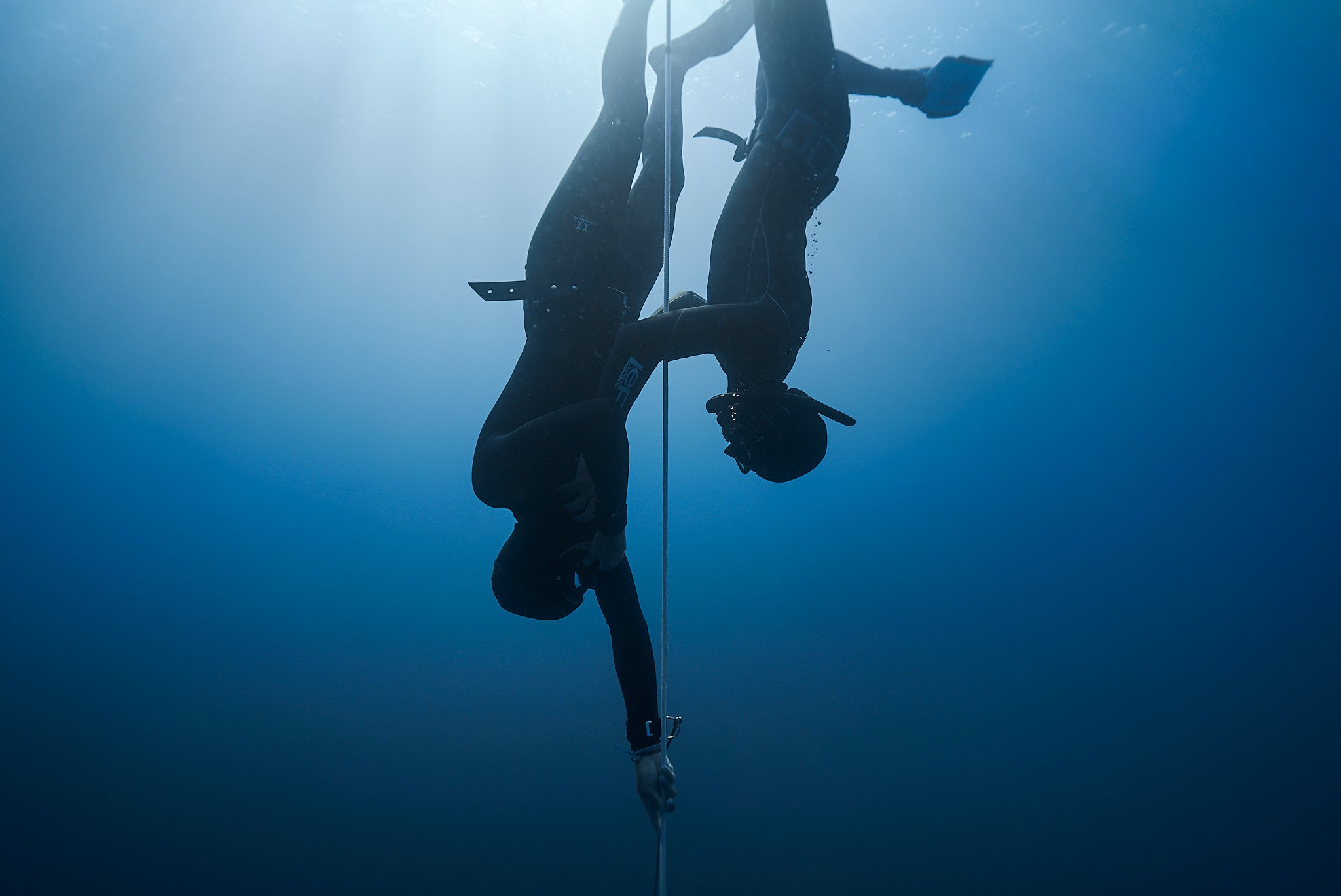 Giovanni Bianco assisting a student with freediving technique, emphasizing personalized instruction and equalization training